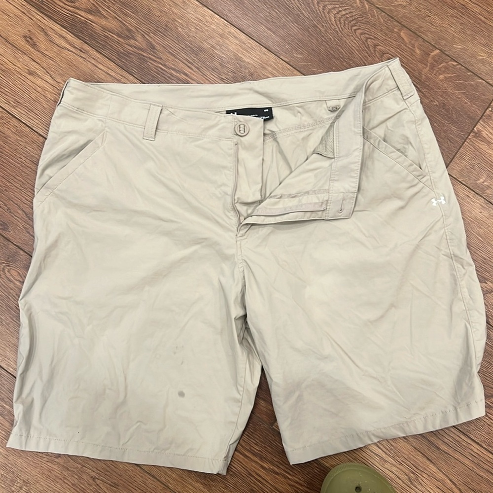 Under Armour Khaki golf shorts size 40